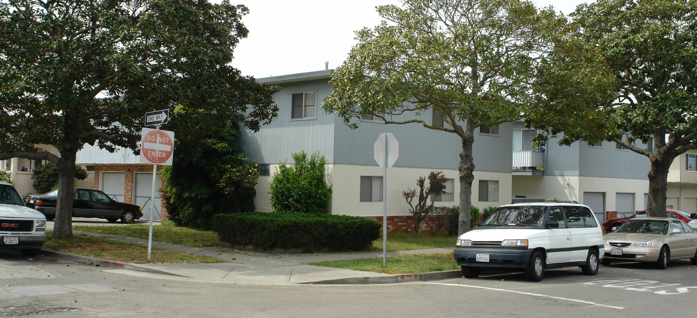 6530 Gladys Ave in El Cerrito, CA - Foto de edificio