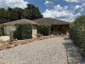 1608 Lakeview Dr in Canyon Lake, TX - Building Photo