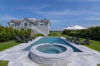 115 Dune Rd in Southampton, NY - Building Photo - Building Photo