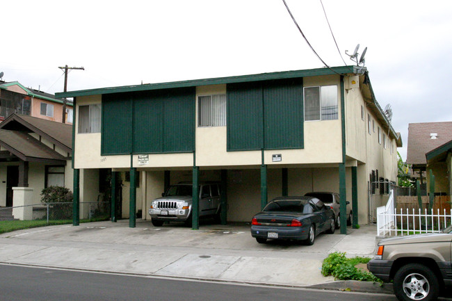 1085 Walnut Ave in Long Beach, CA - Building Photo - Building Photo