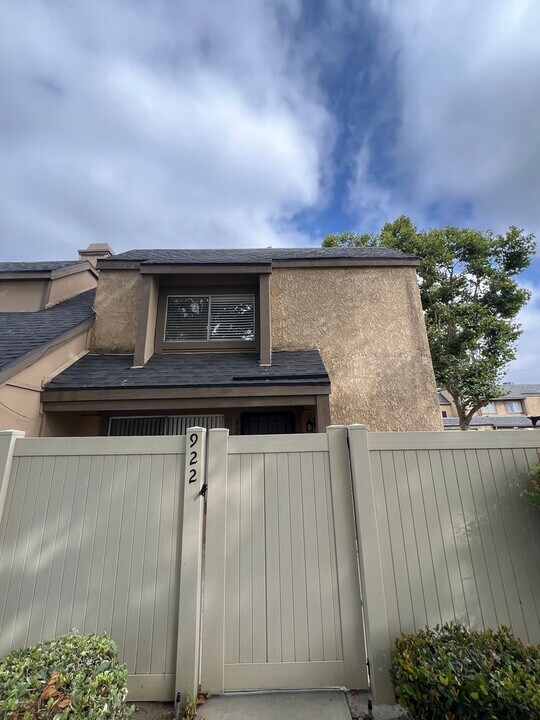 922 Wren Way in West Covina, CA - Foto de edificio