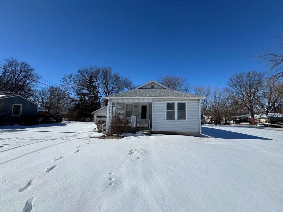 1025 S Pine St in Newton, KS - Building Photo