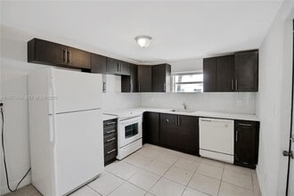 1160 W 26th Ct in West Palm Beach, FL - Foto de edificio - Building Photo