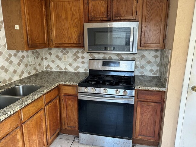 property at 1154 W Brompton Dr