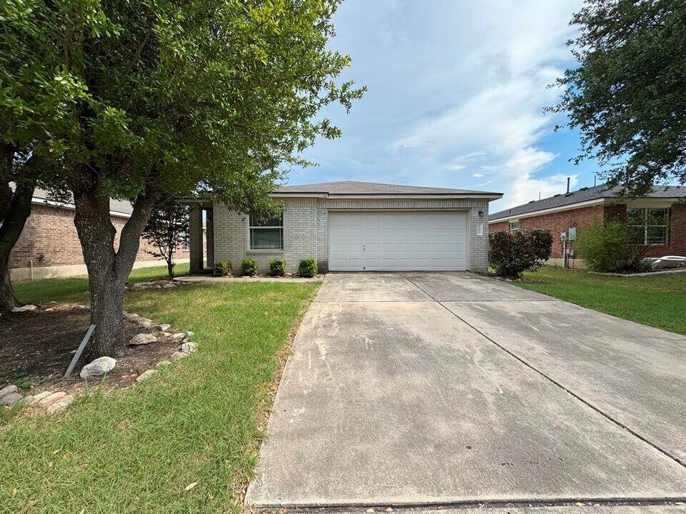 600 Golden Gate Dr in Leander, TX - Building Photo