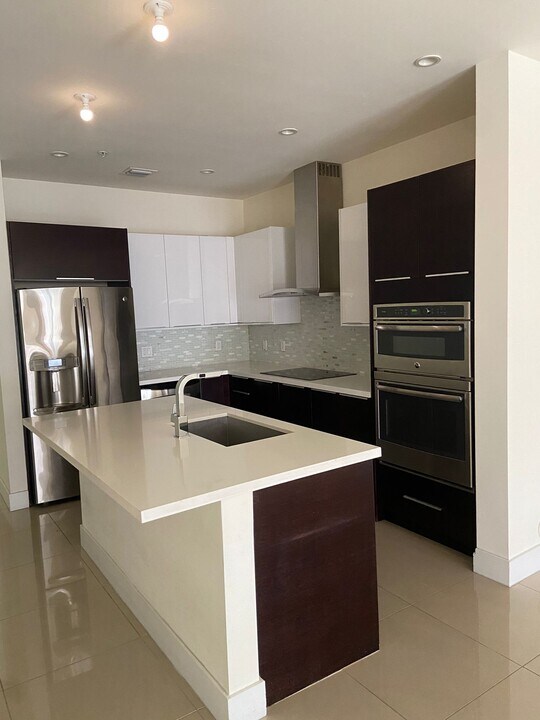 10260 NW 63rd Ter in Doral, FL - Building Photo