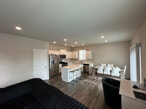930 Bradley St NE in Lacey, WA - Building Photo - Building Photo