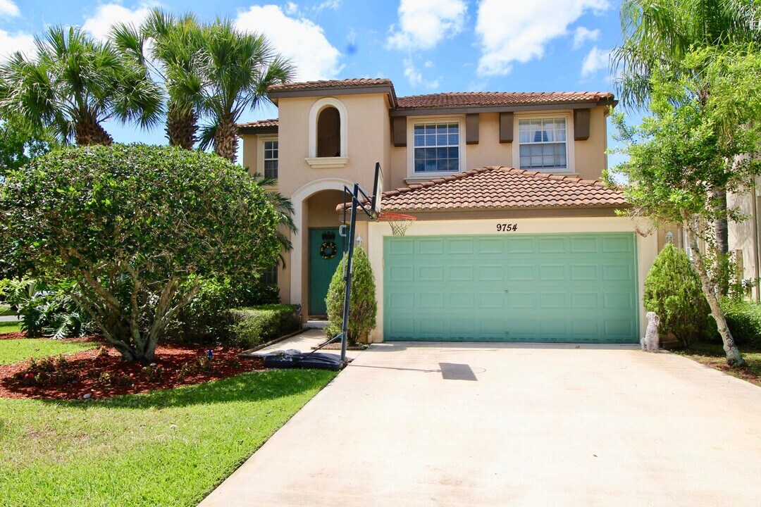 9754 Scribner Ln in Wellington, FL - Building Photo