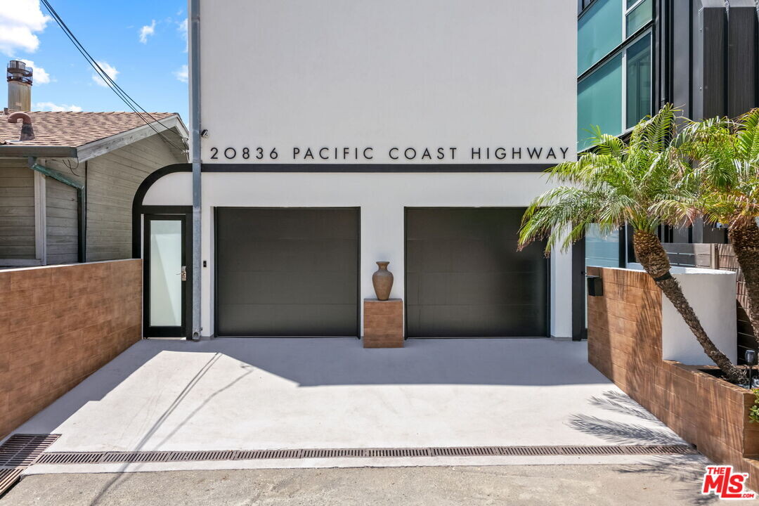 20836 Pacific Coast Hwy in Malibu, CA - Building Photo