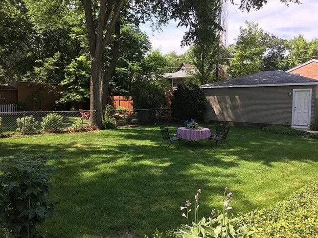 813 Greenleaf St, Unit 2 in Evanston, IL - Foto de edificio - Building Photo