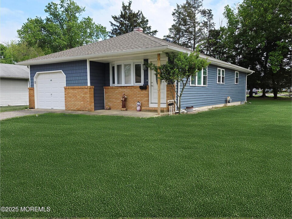 43 Barbuda St in Toms River, NJ - Building Photo