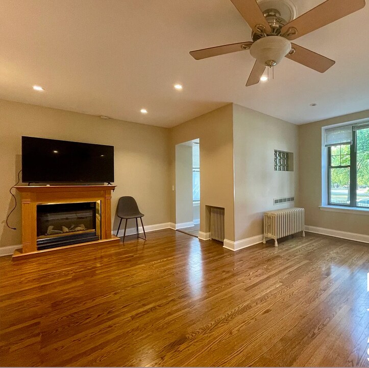 2545 W Logan Blvd, Unit 1W in Chicago, IL - Building Photo