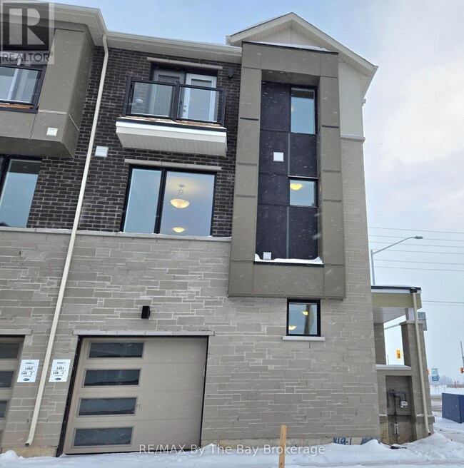 2 Pearson Ln in Barrie, ON - Building Photo - Building Photo