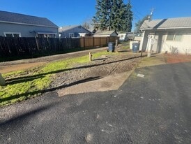 351 Front St in Junction City, OR - Building Photo