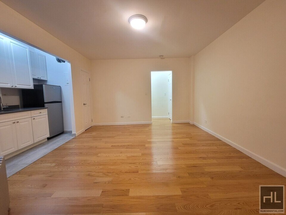 West 10th Street in New York, NY - Building Photo