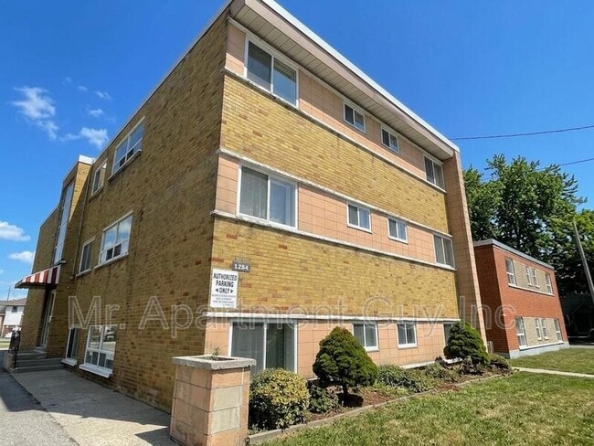 1284 Fennell Ave E in Hamilton, ON - Building Photo - Building Photo