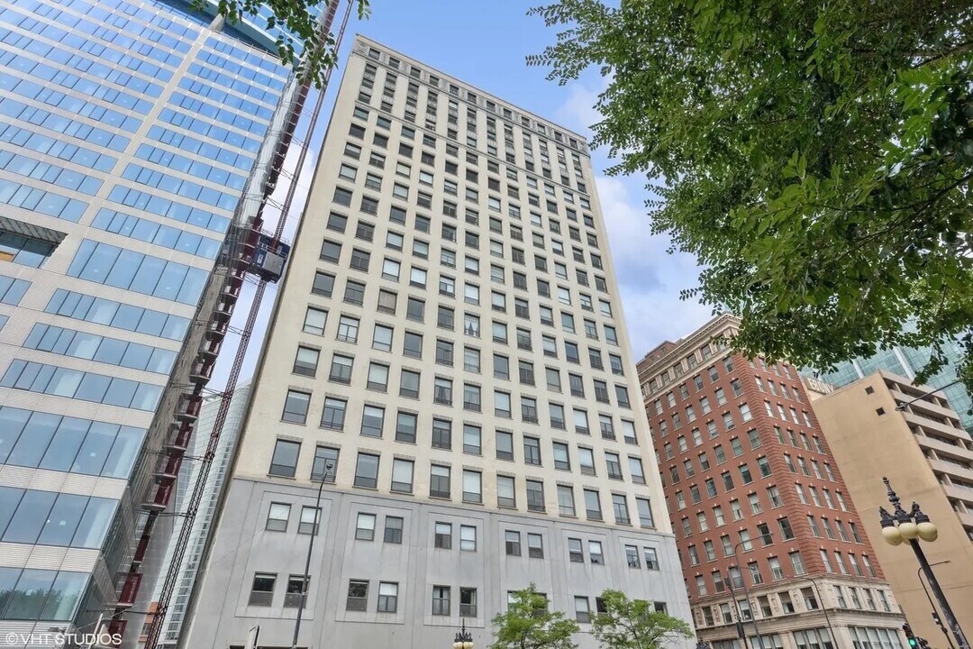 910 S Michigan Ave in Chicago, IL - Building Photo