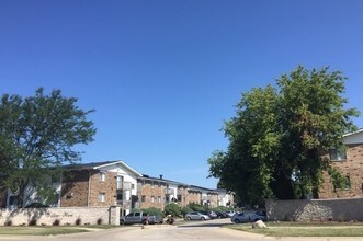 Willow Run of Crest Hill in Crest Hill, IL - Building Photo - Building Photo