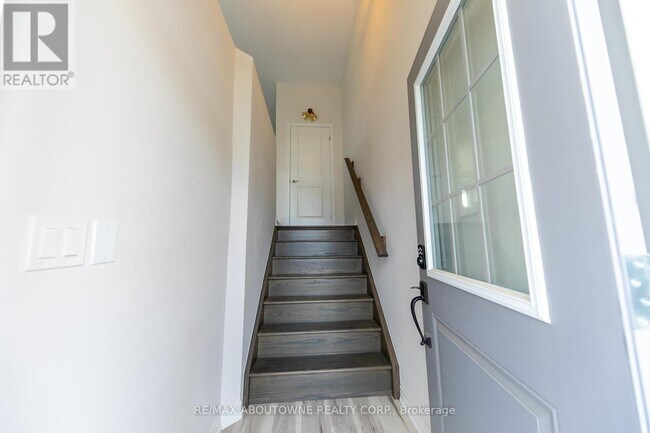 15 Barley Ln in Hamilton, ON - Building Photo - Building Photo