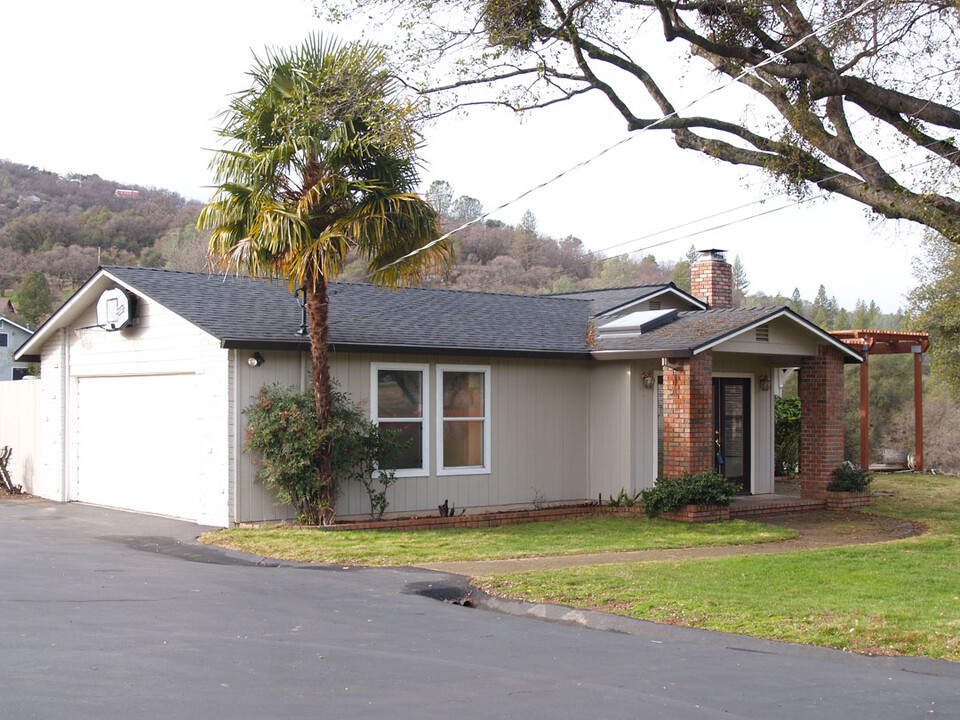 1240 Los Robles Rd in Placerville, CA - Foto de edificio