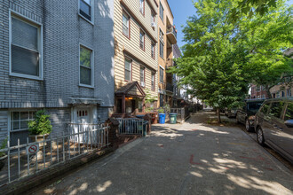 641 Leonard St in Brooklyn, NY - Building Photo - Building Photo