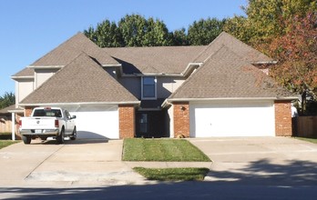 Woods Chapel Duplexes in Lee's Summit, MO - Building Photo - Building Photo