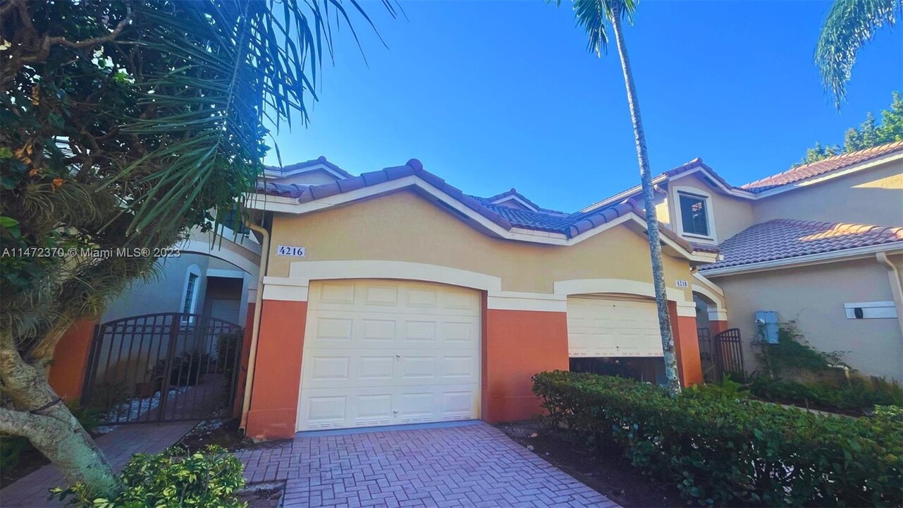 4216 Vineyard Cir in Weston, FL - Building Photo