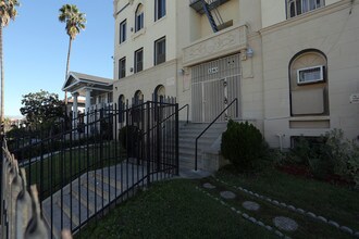 Delphene Manor in Los Angeles, CA - Building Photo - Building Photo