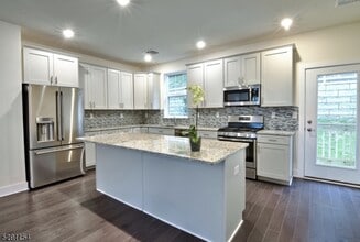702 Parkview Ln in Rockaway, NJ - Building Photo - Building Photo