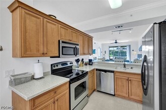 8270 Pathfinder Loop, Unit 815 in Ft. Myers, FL - Foto de edificio - Building Photo