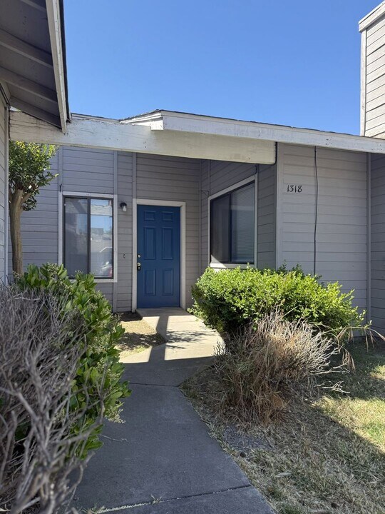 1310 Loughborough Dr in Merced, CA - Building Photo