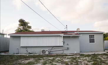 746 Locust St in West Palm Beach, FL - Building Photo - Building Photo