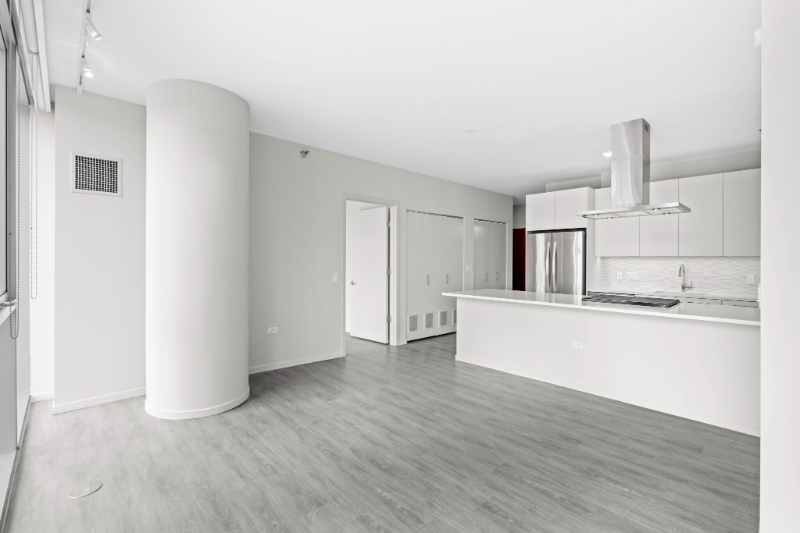 10 E Huron St in Chicago, IL - Building Photo