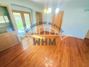 8575 N Hawthorne Rd in River Hills, WI - Building Photo - Building Photo