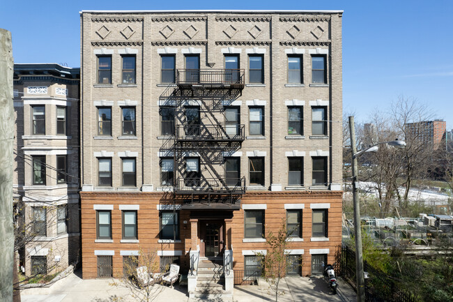 102 Ogden Ave in Jersey City, NJ - Foto de edificio - Building Photo