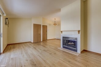 431 Berkshire Dr in Crystal Lake, IL - Building Photo - Building Photo