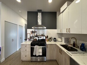 841 N Mozart St, Unit 2C in Chicago, IL - Foto de edificio - Building Photo