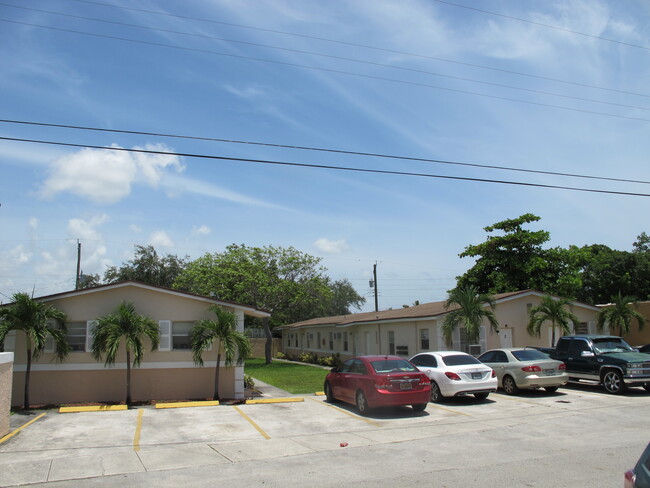 412 NW 10th St in Hallandale Beach, FL - Building Photo - Building Photo