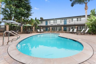 Cantabria Apartment Homes in Buena Park, CA - Foto de edificio - Building Photo