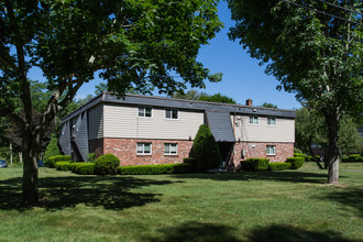 Briarcliff Apartments in Raynham, MA - Building Photo - Building Photo