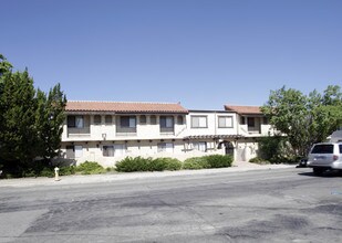 38503 5th St E in Palmdale, CA - Foto de edificio - Building Photo