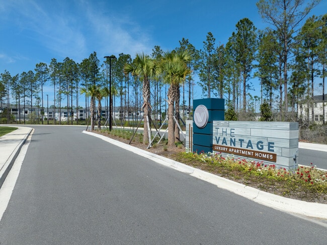 THE VANTAGE APARTMENTS in Jacksonville, FL - Building Photo - Building Photo