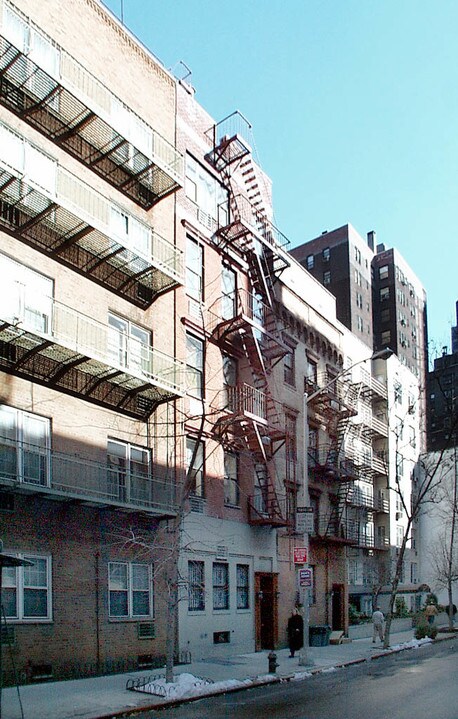 335 E 54th St in New York, NY - Building Photo