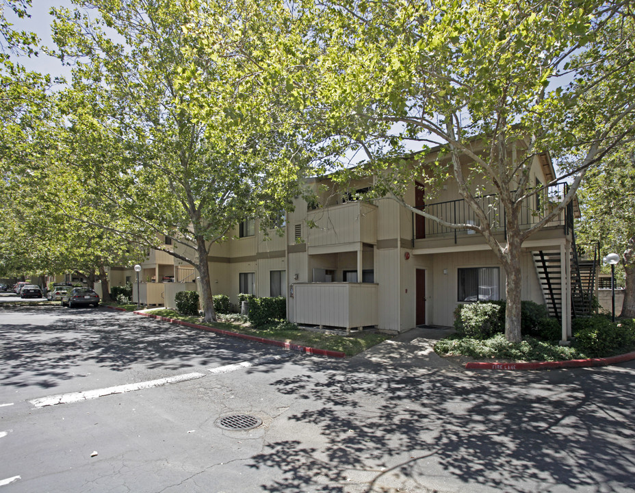 Country Glen Apartments in Sacramento, CA - Building Photo