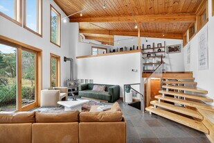 106 Mountain Laurel Ln in Woodstock, NY - Building Photo