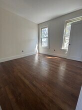 10 Hunting St, Unit 1 in Cambridge, MA - Foto de edificio - Building Photo