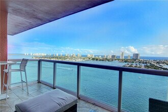 2640 Lake Shore Dr in Riviera Beach, FL - Building Photo - Building Photo