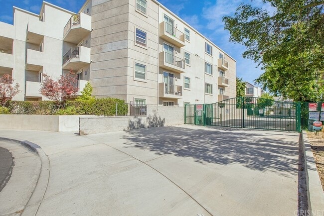 14412 Killion St, Unit 204 in Los Angeles, CA - Building Photo - Building Photo