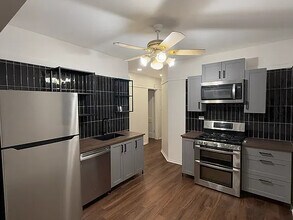 4708 W Altgeld St, Unit 1 in Chicago, IL - Foto de edificio - Building Photo