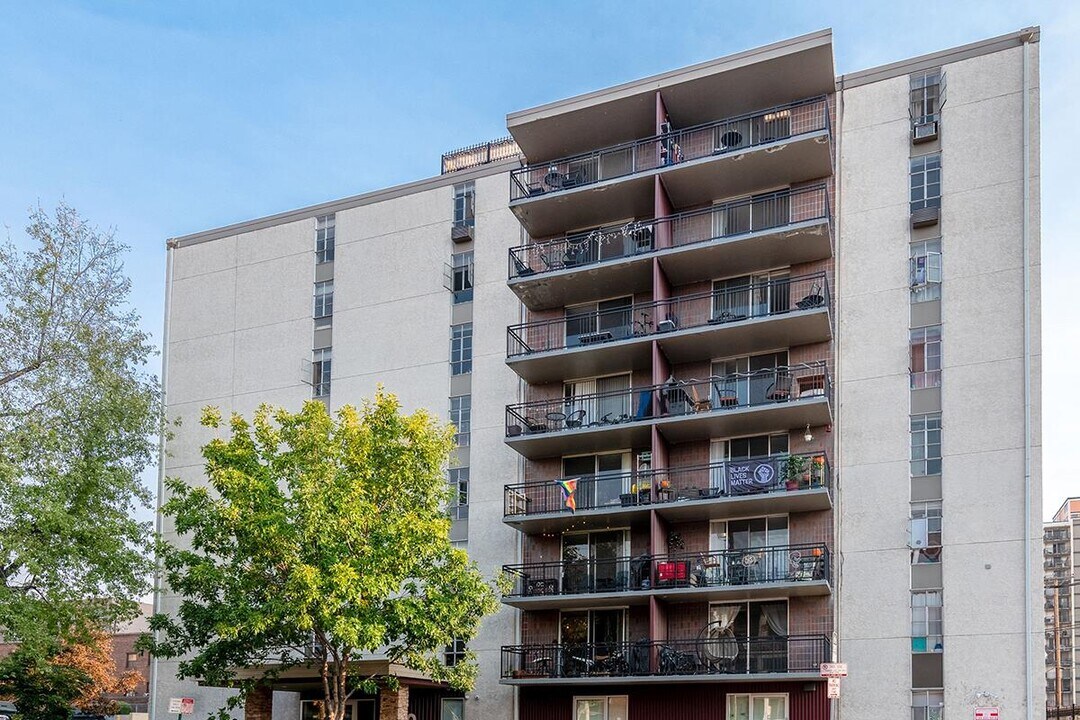 1065 N Logan St, Unit 211 in Denver, CO - Building Photo